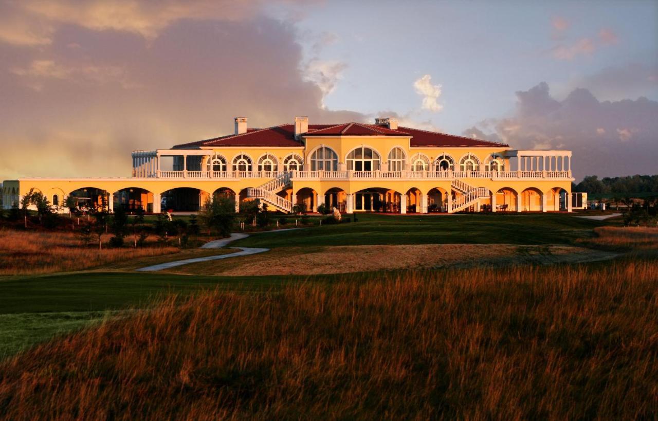 Golf Villa In Lighthouse Golf & Spa Resort Baltjik Exteriör bild